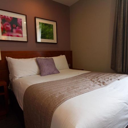Best Western Ship Hotel Weybridge Exteriör bild
