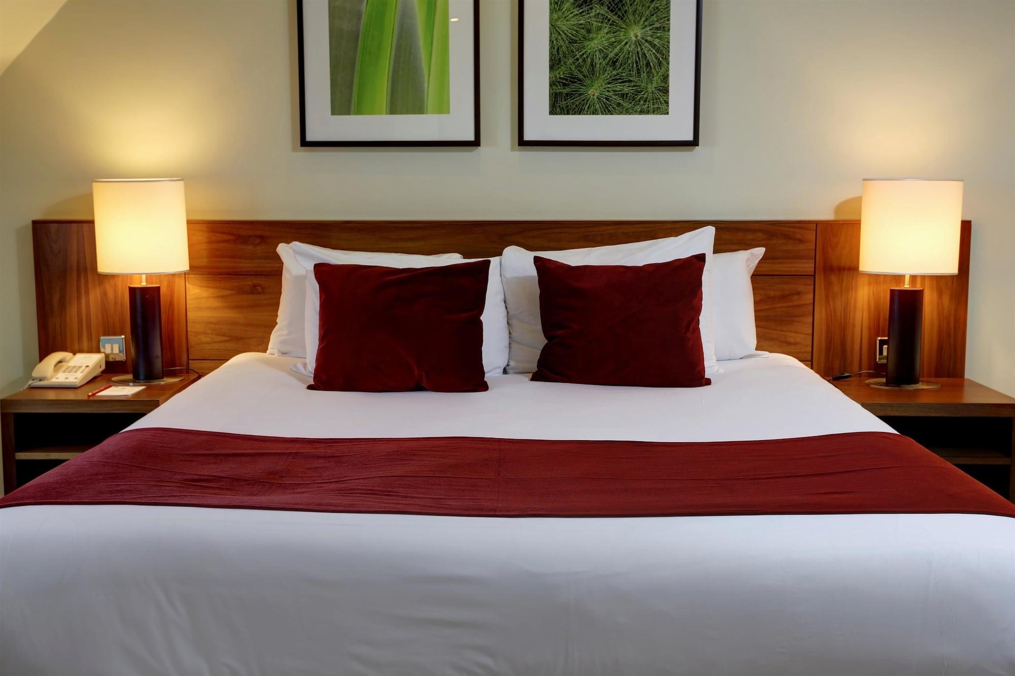 Best Western Ship Hotel Weybridge Exteriör bild