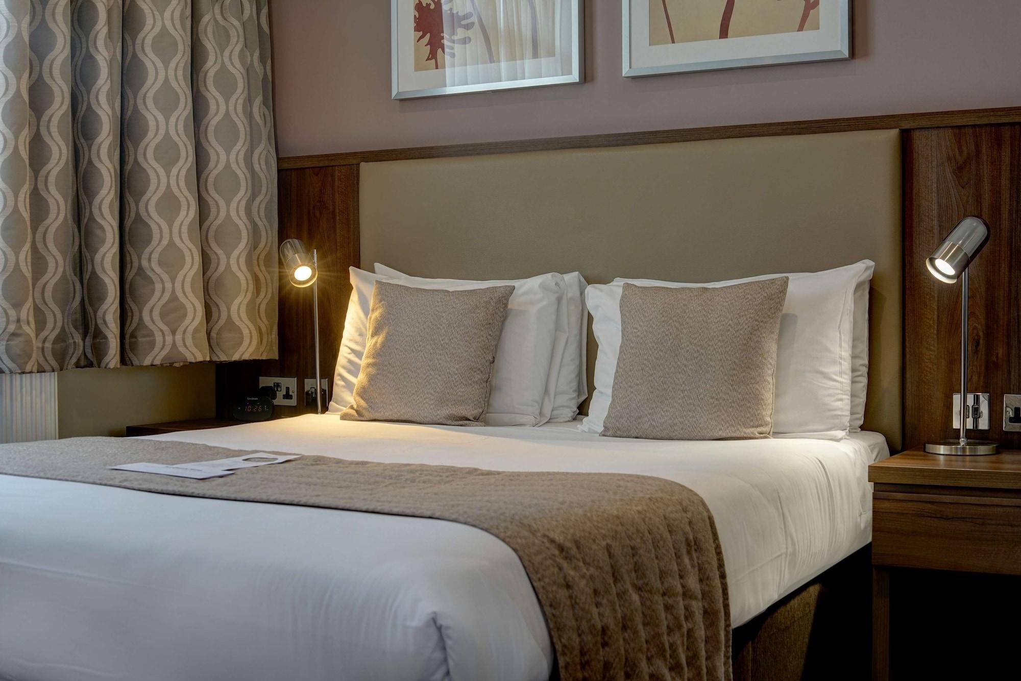 Best Western Ship Hotel Weybridge Exteriör bild