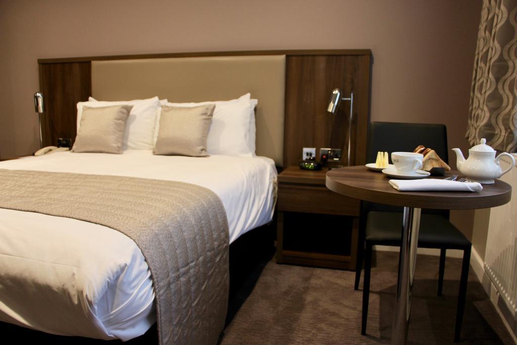 Best Western Ship Hotel Weybridge Exteriör bild